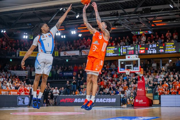 1. Basketball Bundesliga, easyCredit BBL, Saison 2025 2026, Herren, Hauptrunde, 22. Spieltag, 06.03.2026, RASTA Vechta - Science City Jena Tevin Brown ( 10 - RASTA Vechta) beim Jumpshot Vechta RASTA Dome Niedersachsen Deutschland