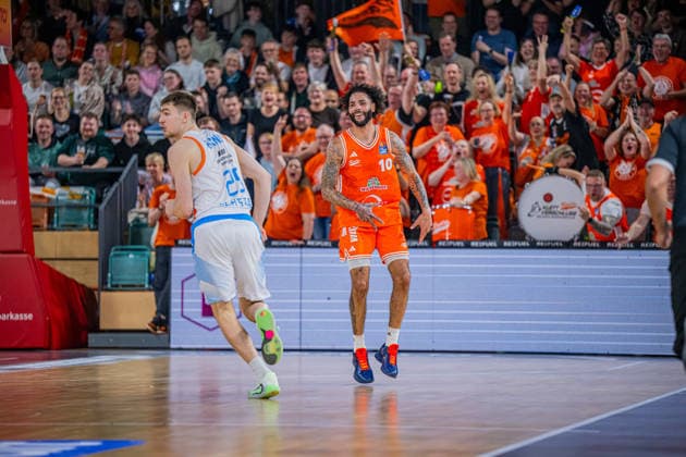 1. Basketball Bundesliga, easyCredit BBL, Saison 2025 2026, Herren, Hauptrunde, 22. Spieltag, 06.03.2026, RASTA Vechta - Science City Jena Tevin Brown ( 10 - RASTA Vechta) zeigt Emotionen während der Partie Vechta RASTA Dome Niedersachsen Deutschland