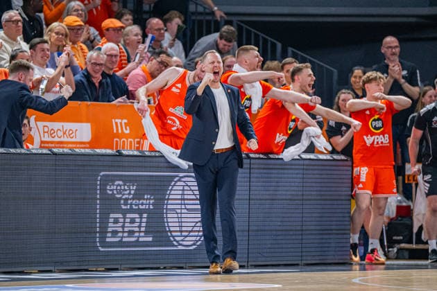 1. Basketball Bundesliga, easyCredit BBL, Saison 2025 2026, Herren, Hauptrunde, 22. Spieltag, 06.03.2026, RASTA Vechta - Science City Jena Christian Held (Head-Coach - RASTA Vechta) zeigt Emotionen während der Partie Vechta RASTA Dome Niedersachsen Deutschland