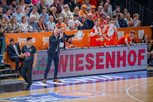 1. Basketball Bundesliga, easyCredit BBL, Saison 2025 2026, Herren, Hauptrunde, 22. Spieltag, 06.03.2026, RASTA Vechta - Science City Jena Christian Held (Head-Coach - RASTA Vechta) zeigt Emotionen während der Partie Vechta RASTA Dome Niedersachsen Deutschland