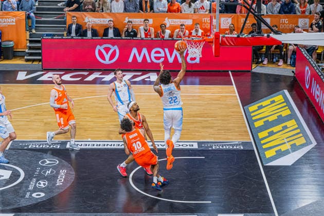 1. Basketball Bundesliga, easyCredit BBL, Saison 2025 2026, Herren, Hauptrunde, 22. Spieltag, 06.03.2026, RASTA Vechta - Science City Jena Javon Franklin ( 22 - Science City Jena) beim Korbleger Vechta RASTA Dome Niedersachsen Deutschland