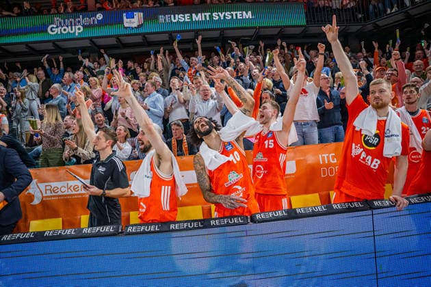 1. Basketball Bundesliga, easyCredit BBL, Saison 2025 2026, Herren, Hauptrunde, 22. Spieltag, 06.03.2026, RASTA Vechta - Science City Jena Das Team von RASTA Vechta zeigt Emotionen während der Partie Vechta RASTA Dome Niedersachsen Deutschland