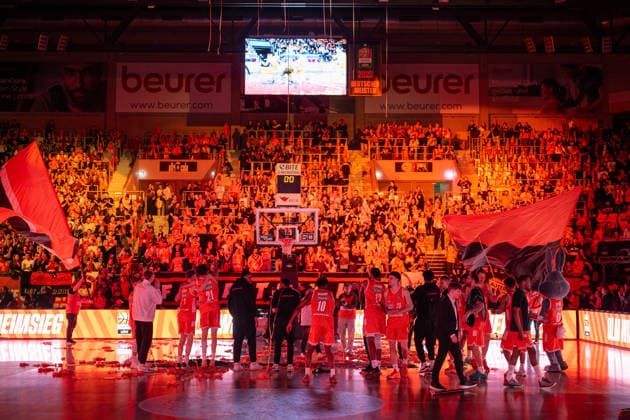 Die Ulmer feiern mit Ihren Fans, GER, ratiopharm Ulm vs. MHP Riesen Ludwigsburg, Basketball Bundesliga, easycredit BBL, 22. Spieltag, Spielzeit 2025 2026, 06.03.2026, GER, ratiopharm Ulm vs. MHP Riesen Ludwigsburg, Basketball Bundesliga, easycredit BBL, 22. Spieltag, Spielzeit 2025 2026, 06.03.2026 Neu-Ulm Copyright: xEibner-Pressefoto SaschaxWaltherx EP_EER