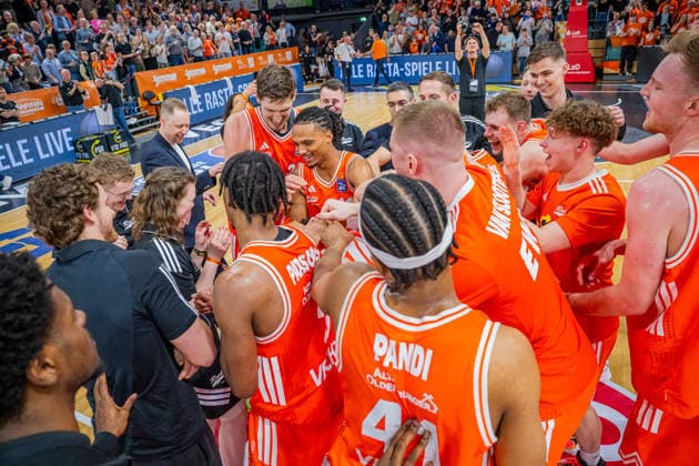 1. Basketball Bundesliga, easyCredit BBL, Saison 2025 2026, Herren, Hauptrunde, 22. Spieltag, 06.03.2026, RASTA Vechta - Science City Jena Das Team von RASTA Vechta nach der Partie Vechta RASTA Dome Niedersachsen Deutschland
