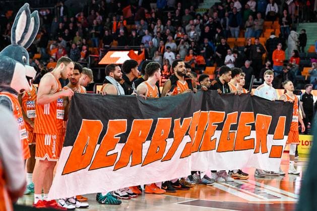 GER, BBL, ratiopharm Ulm vs MHP Riesen Ludwigsburg 06.03.2026, ratiopharm arena, Neu-Ulm, GER, BBL, ratiopharm Ulm vs MHP Riesen Ludwigsburg, im Bild Derbysieger, Ulmer Spieler freuen sich mit einem Banner nach Spielende