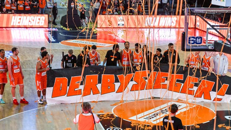 GER, BBL, ratiopharm Ulm vs MHP Riesen Ludwigsburg 06.03.2026, ratiopharm arena, Neu-Ulm, GER, BBL, ratiopharm Ulm vs MHP Riesen Ludwigsburg, im Bild Derbysieger, Ulmer Spieler freuen sich mit einem Banner nach Spielende