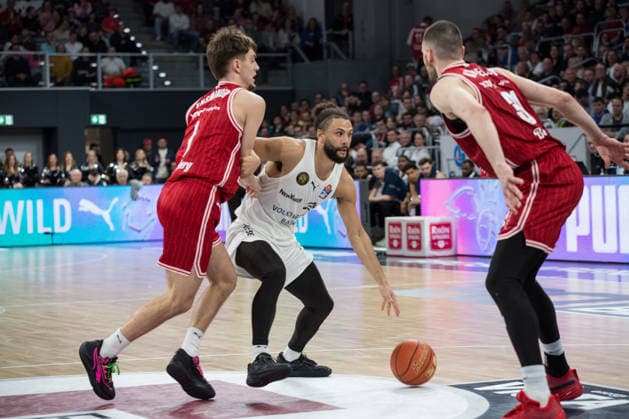 Bamberg, Deutschland 06. März 2026: 1. BBL - 2025 2026 - BMA365 Bamberg Baskets gegen Basketball Löwen Braunschweig Im Bild: v.li. Zachary Ensminger (Bamberg), Kaza Kajami Keane (Braunschweig) und Daniel Keppeler (Bamberg) Brose Arena Bayern Copyright: xFotostandx xSchmittx