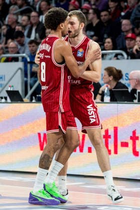 Bamberg, Deutschland 06. März 2026: 1. BBL - 2025 2026 - BMA365 Bamberg Baskets gegen Basketball Löwen Braunschweig Im Bild: v. li. beim Jubeln Demarcus Demonia (Bamberg) und Moritz Krimmer (Bamberg) Brose Arena Bayern Copyright: xFotostandx xSchmittx