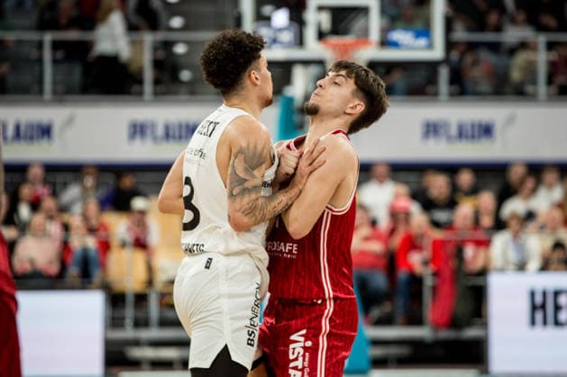Bamberg, Deutschland 06. März 2026: 1. BBL - 2025 2026 - BMA365 Bamberg Baskets gegen Basketball Löwen Braunschweig Im Bild: Joshua Obiesie (Braunschweig) und Zachary Ensminger (Bamberg) geraten aneinander Brose Arena Bayern Copyright: xFotostandx xSchmittx