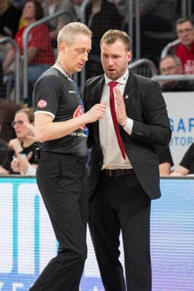 Bamberg, Deutschland 06. März 2026: 1. BBL - 2025 2026 - BMA365 Bamberg Baskets gegen Basketball Löwen Braunschweig Im Bild: Trainer Anton Gavel (Bamberg) redet mit dem Schiedsrichter Brose Arena Bayern Copyright: xFotostandx xSchmittx