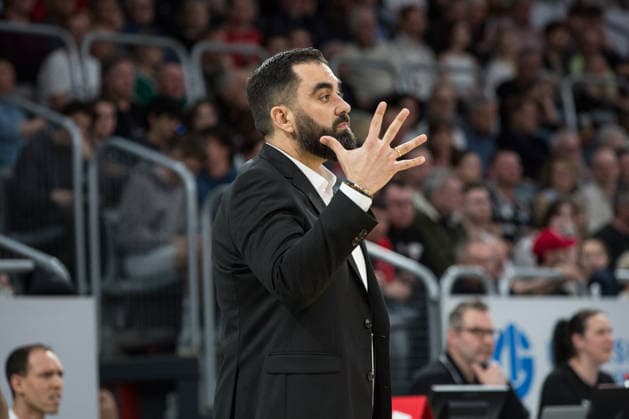 Bamberg, Deutschland 06. März 2026: 1. BBL - 2025 2026 - BMA365 Bamberg Baskets gegen Basketball Löwen Braunschweig Im Bild: Trainer Ramon Diaz (Braunschweig) zeigt 5 Finger Brose Arena Bayern Copyright: xFotostandx xSchmittx