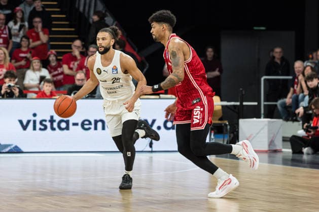 Bamberg, Deutschland 06. März 2026: 1. BBL - 2025 2026 - BMA365 Bamberg Baskets gegen Basketball Löwen Braunschweig Im Bild: v. li. Kaza Kajami Keane (Braunschweig) und Ibi Watson (Bamberg) Brose Arena Bayern Copyright: xFotostandx xSchmittx