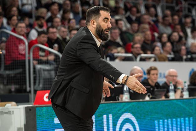 Bamberg, Deutschland 06. März 2026: 1. BBL - 2025 2026 - BMA365 Bamberg Baskets gegen Basketball Löwen Braunschweig Im Bild: Trainer Ramon Diaz (Braunschweig) gestikuliert am Spielfeldrand mit der Hand Brose Arena Bayern Copyright: xFotostandx xSchmittx