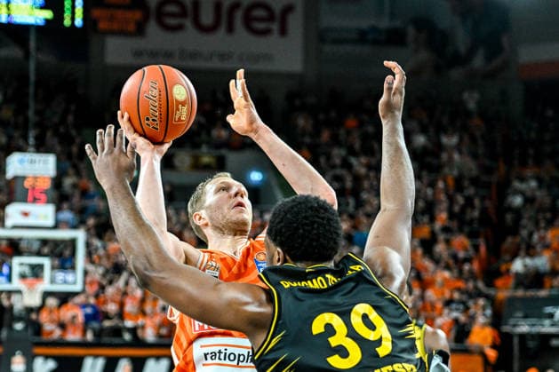 GER, BBL, ratiopharm Ulm vs MHP Riesen Ludwigsburg 06.03.2026, ratiopharm arena, Neu-Ulm, GER, BBL, ratiopharm Ulm vs MHP Riesen Ludwigsburg, im Bild Christian Sengfelder (Ulm, 43), Maxwell Dongmo Temoka (Ludwigsburg, 39)
