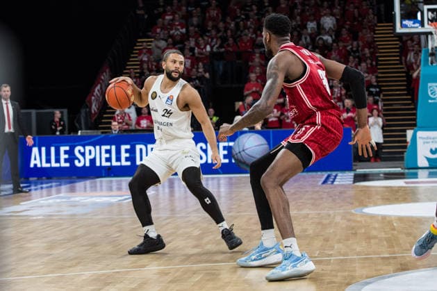 Bamberg, Deutschland 06. März 2026: 1. BBL - 2025 2026 - BMA365 Bamberg Baskets gegen Basketball Löwen Braunschweig Im Bild: v. li. Kaza Kajami Keane (Braunschweig) gegen Ejiofor Onu (Bamberg) Brose Arena Bayern Copyright: xFotostandx xSchmittx