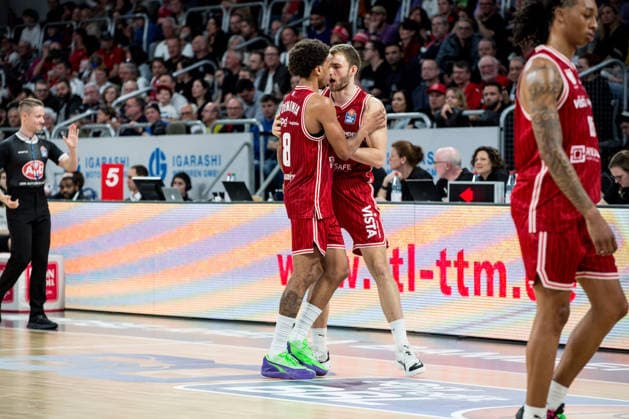 Bamberg, Deutschland 06. März 2026: 1. BBL - 2025 2026 - BMA365 Bamberg Baskets gegen Basketball Löwen Braunschweig Im Bild: v. li. beim Jubeln Demarcus Demonia (Bamberg) und Moritz Krimmer (Bamberg) Brose Arena Bayern Copyright: xFotostandx xSchmittx