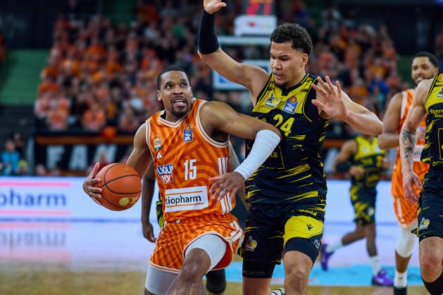 Zweikampf, Duell zwischen Justin Simon (ratiopharm ulm, 15) und Brandon Tischler (MHP Riesen Ludwigsburg, 24) GER, ratiopharm ulm vs. MHP Riesen Ludwigsburg, Basketball, 22. Spieltag, EasyCredit BBL, Spielzeit 2025 2026, 06.03.2026 GER, ratiopharm ulm vs. MHP Riesen Ludwigsburg, Basketball, 22. Spieltag, EasyCredit BBL, Spielzeit 2025 2026, 06.03.2026 Neu-Ulm Copyright: xEibner-Pressefoto GeraldxOelze-dexStoppanyx EP_ODS