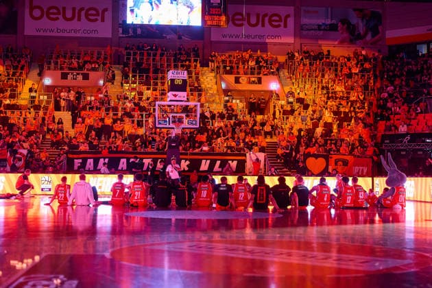 Team von ratiopharm ulm mit feiernden Fans GER, ratiopharm ulm vs. MHP Riesen Ludwigsburg, Basketball, 22. Spieltag, EasyCredit BBL, Spielzeit 2025 2026, 06.03.2026 GER, ratiopharm ulm vs. MHP Riesen Ludwigsburg, Basketball, 22. Spieltag, EasyCredit BBL, Spielzeit 2025 2026, 06.03.2026 Neu-Ulm Copyright: xEibner-Pressefoto GeraldxOelze-dexStoppanyx EP_ODS