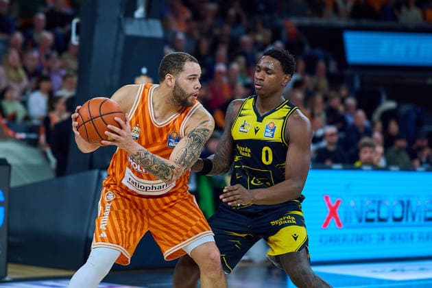 Zweikampf, Duell zwischen Christopher Ledlum (ratiopharm ulm, 04) und Babacar Sane (MHP Riesen Ludwigsburg, 00) GER, ratiopharm ulm vs. MHP Riesen Ludwigsburg, Basketball, 22. Spieltag, EasyCredit BBL, Spielzeit 2025 2026, 06.03.2026 GER, ratiopharm ulm vs. MHP Riesen Ludwigsburg, Basketball, 22. Spieltag, EasyCredit BBL, Spielzeit 2025 2026, 06.03.2026 Neu-Ulm Copyright: xEibner-Pressefoto GeraldxOelze-dexStoppanyx EP_ODS