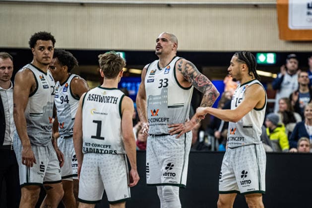 Rostock, Deutschland 06. März 2026: 1.BBL 2025 2026 Rostock Seawolves gegen VET-CONCEPT Gladiators Trier Im Bild: Die Mannschaft von Trier unzufrieden auf dem Spielfeld Copyright: xFotostandx xVoelkerx
