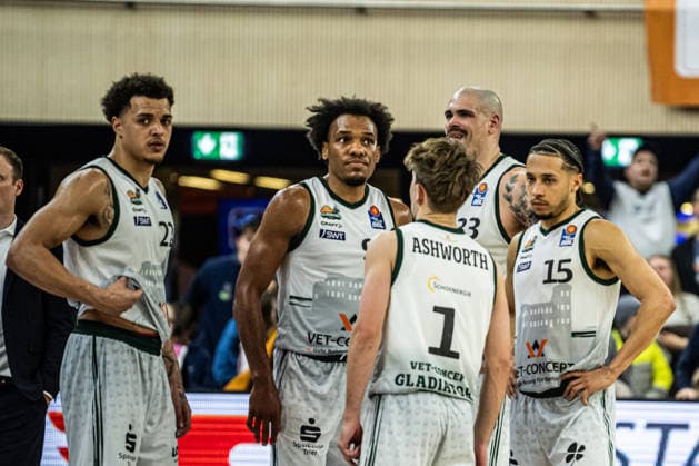 Rostock, Deutschland 06. März 2026: 1.BBL 2025 2026 Rostock Seawolves gegen VET-CONCEPT Gladiators Trier Im Bild: Die Mannschaft von Trier unzufrieden auf dem Spielfeld. Copyright: xFotostandx xVoelkerx