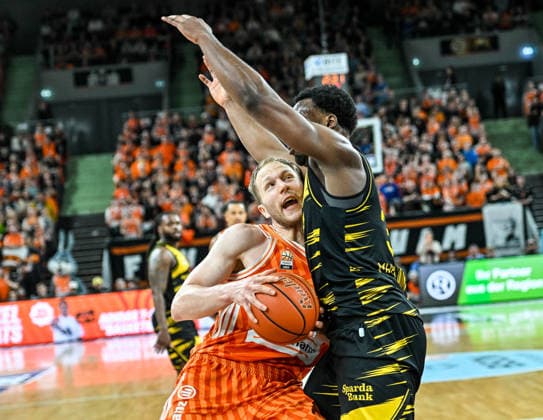 GER, BBL, ratiopharm Ulm vs MHP Riesen Ludwigsburg 06.03.2026, ratiopharm arena, Neu-Ulm, GER, BBL, ratiopharm Ulm vs MHP Riesen Ludwigsburg, im Bild Christian Sengfelder (Ulm, 43), Maxwell Dongmo Temoka (Ludwigsburg, 39)