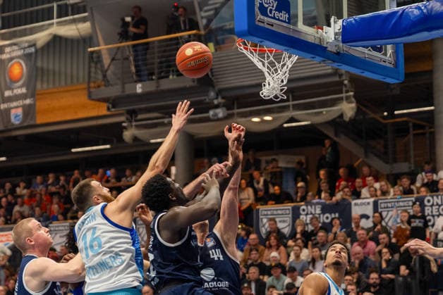 Gerangel vor dem Korb der Skyliners Frankfurt Syntainics MBC vs. Skyliners Frankfurt, Basketball, 1. Basketball Bundesliga, 22. Spieltag, Saison 2025 2026, 06.03.2026 Syntainics MBC vs. Skyliners Frankfurt, Basketball, 1. Basketball Bundesliga, 22. Spieltag, Saison 2025 2026, 06.03.2026 Weissenfels Copyright: xEibner-Pressefoto PiaxSchindlerx EP_PSR