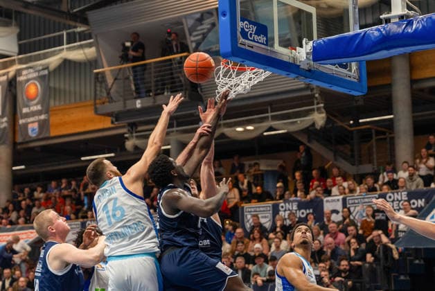 Radii Caisin (Skyliners Frankfurt, 16) verteidigt einen Angriff der Syntainics MBC Syntainics MBC vs. Skyliners Frankfurt, Basketball, 1. Basketball Bundesliga, 22. Spieltag, Saison 2025 2026, 06.03.2026 Syntainics MBC vs. Skyliners Frankfurt, Basketball, 1. Basketball Bundesliga, 22. Spieltag, Saison 2025 2026, 06.03.2026 Weissenfels Copyright: xEibner-Pressefoto PiaxSchindlerx EP_PSR