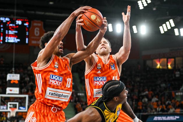 GER, BBL, ratiopharm Ulm vs MHP Riesen Ludwigsburg 06.03.2026, ratiopharm arena, Neu-Ulm, GER, BBL, ratiopharm Ulm vs MHP Riesen Ludwigsburg, im Bild Mark Smith (Ulm, 13) und Christian Sengfelder (Ulm, 43) beim Rebound *** GER, BBL, ratiopharm Ulm vs MHP Riesen Ludwigsburg 06 03 2026, ratiopharm arena, Neu Ulm, GER, BBL, ratiopharm Ulm vs MHP Riesen Ludwigsburg, in the picture Mark Smith Ulm, 13 and Christian Sengfelder Ulm, 43 rebounding nordphotoxGmbHx xHafner nph00200