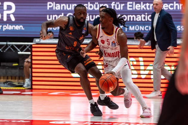 GER, easy-Credit Basketball-Bundesliga, Fitness First Würzburg Baskets - Niners Chemnitz. 06.03.2026, tectake ARENA Würzburg, Würzburg, GER, easy-Credit Basketball-Bundesliga, Fitness First Würzburg Baskets - Niners Chemnitz. Marcus Carr (Fitness First Würzburg Baskets 5), John Edward Newman III (Niners Chemnitz, 9) Foto Alexander Trienitz Würzburg tectake ARENA Würzburg Bayern Deutschland