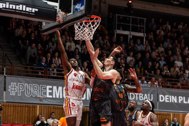 GER, easy-Credit Basketball-Bundesliga, Fitness First Würzburg Baskets - Niners Chemnitz. 06.03.2026, tectake ARENA Würzburg, Würzburg, GER, easy-Credit Basketball-Bundesliga, Fitness First Würzburg Baskets - Niners Chemnitz. Marcus Carr (Fitness First Würzburg Baskets 5), Yordan Minchev (Niners Chemnitz, 91) Foto Alexander Trienitz Würzburg tectake ARENA Würzburg Bayern Deutschland