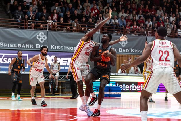GER, easy-Credit Basketball-Bundesliga, Fitness First Würzburg Baskets - Niners Chemnitz. 06.03.2026, tectake ARENA Würzburg, Würzburg, GER, easy-Credit Basketball-Bundesliga, Fitness First Würzburg Baskets - Niners Chemnitz. Amadou Sow (Niners Chemnitz, 12), Eddy Edigin Jr. (Fitness First Würzburg Baskets 27) Foto Alexander Trienitz Würzburg tectake ARENA Würzburg Bayern Deutschland