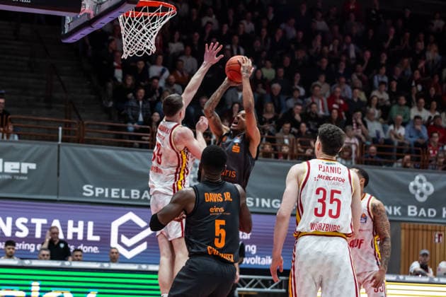 GER, easy-Credit Basketball-Bundesliga, Fitness First Würzburg Baskets - Niners Chemnitz. 06.03.2026, tectake ARENA Würzburg, Würzburg, GER, easy-Credit Basketball-Bundesliga, Fitness First Würzburg Baskets - Niners Chemnitz. Kevin Yebo (Niners Chemnitz, 0), Christian Skladanowski (Fitness First Würzburg Baskets 19) Foto Alexander Trienitz Würzburg tectake ARENA Würzburg Bayern Deutschland