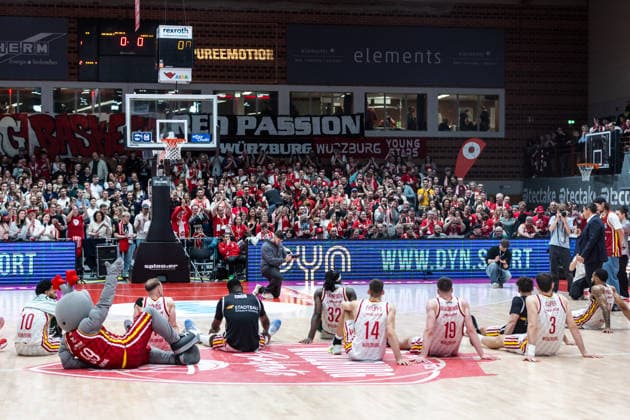 GER, easy-Credit Basketball-Bundesliga, Fitness First Würzburg Baskets - Niners Chemnitz. 06.03.2026, tectake ARENA Würzburg, Würzburg, GER, easy-Credit Basketball-Bundesliga, Fitness First Würzburg Baskets - Niners Chemnitz. Das Team von Fitness First Würzburg Baskets bedankt sich bei den Fans Foto Alexander Trienitz Würzburg tectake ARENA Würzburg Bayern Deutschland