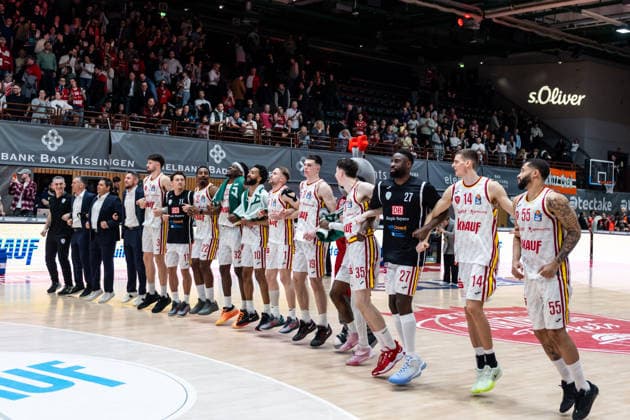 GER, easy-Credit Basketball-Bundesliga, Fitness First Würzburg Baskets - Niners Chemnitz. 06.03.2026, tectake ARENA Würzburg, Würzburg, GER, easy-Credit Basketball-Bundesliga, Fitness First Würzburg Baskets - Niners Chemnitz. Das Team von Fitness First Würzburg Baskets jubelt nach dem Sieg Foto Alexander Trienitz Würzburg tectake ARENA Würzburg Bayern Deutschland