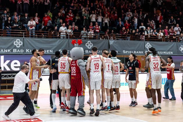 GER, easy-Credit Basketball-Bundesliga, Fitness First Würzburg Baskets - Niners Chemnitz. 06.03.2026, tectake ARENA Würzburg, Würzburg, GER, easy-Credit Basketball-Bundesliga, Fitness First Würzburg Baskets - Niners Chemnitz. Das Team von Fitness First Würzburg Baskets jubelt nach dem Sieg Foto Alexander Trienitz Würzburg tectake ARENA Würzburg Bayern Deutschland