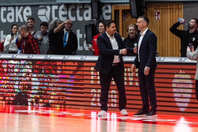 GER, easy-Credit Basketball-Bundesliga, Fitness First Würzburg Baskets - Niners Chemnitz. 06.03.2026, tectake ARENA Würzburg, Würzburg, GER, easy-Credit Basketball-Bundesliga, Fitness First Würzburg Baskets - Niners Chemnitz. Sasa Filipovski (Head Coach), Fitness First Würzburg Baskets mit Dejan Mihevc (Assistant Coach), Fitness First Würzburg Baskets Foto Alexander Trienitz Würzburg tectake ARENA Würzburg Bayern Deutschland
