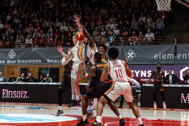 GER, easy-Credit Basketball-Bundesliga, Fitness First Würzburg Baskets - Niners Chemnitz. 06.03.2026, tectake ARENA Würzburg, Würzburg, GER, easy-Credit Basketball-Bundesliga, Fitness First Würzburg Baskets - Niners Chemnitz. Christian Skladanowski (Fitness First Würzburg Baskets 19), Eddy Edigin Jr. (Fitness First Würzburg Baskets 27) Foto Alexander Trienitz Würzburg tectake ARENA Würzburg Bayern Deutschland