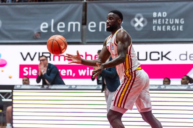 GER, easy-Credit Basketball-Bundesliga, Fitness First Würzburg Baskets - Niners Chemnitz. 06.03.2026, tectake ARENA Würzburg, Würzburg, GER, easy-Credit Basketball-Bundesliga, Fitness First Würzburg Baskets - Niners Chemnitz. Eddy Edigin Jr. (Fitness First Würzburg Baskets 27) Foto Alexander Trienitz Würzburg tectake ARENA Würzburg Bayern Deutschland