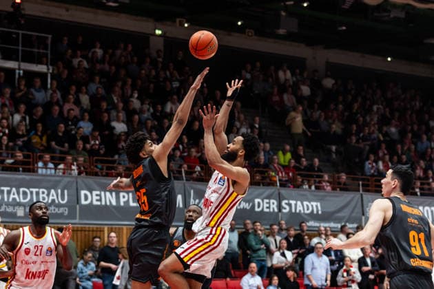 GER, easy-Credit Basketball-Bundesliga, Fitness First Würzburg Baskets - Niners Chemnitz. 06.03.2026, tectake ARENA Würzburg, Würzburg, GER, easy-Credit Basketball-Bundesliga, Fitness First Würzburg Baskets - Niners Chemnitz. Davion Mintz (Fitness First Würzburg Baskets 10), Roman Bedime (Niners Chemnitz, 35) Foto Alexander Trienitz Würzburg tectake ARENA Würzburg Bayern Deutschland