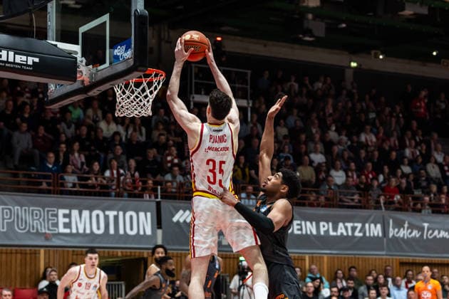 GER, easy-Credit Basketball-Bundesliga, Fitness First Würzburg Baskets - Niners Chemnitz. 06.03.2026, tectake ARENA Würzburg, Würzburg, GER, easy-Credit Basketball-Bundesliga, Fitness First Würzburg Baskets - Niners Chemnitz. Alen Pjanic (Fitness First Würzburg Baskets 35), Kostja Mushidi (Niners Chemnitz, 11) Foto Alexander Trienitz Würzburg tectake ARENA Würzburg Bayern Deutschland