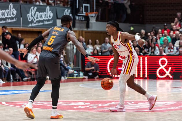 GER, easy-Credit Basketball-Bundesliga, Fitness First Würzburg Baskets - Niners Chemnitz. 06.03.2026, tectake ARENA Würzburg, Würzburg, GER, easy-Credit Basketball-Bundesliga, Fitness First Würzburg Baskets - Niners Chemnitz. Marcus Carr (Fitness First Würzburg Baskets 5), Corey Davis Jr. (Niners Chemnitz, 5) Foto Alexander Trienitz Würzburg tectake ARENA Würzburg Bayern Deutschland