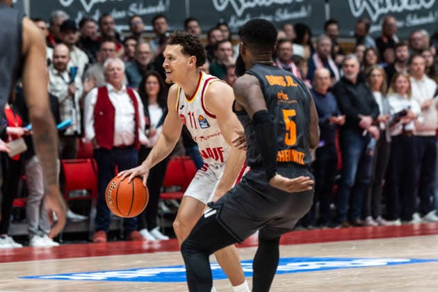 GER, easy-Credit Basketball-Bundesliga, Fitness First Würzburg Baskets - Niners Chemnitz. 06.03.2026, tectake ARENA Würzburg, Würzburg, GER, easy-Credit Basketball-Bundesliga, Fitness First Würzburg Baskets - Niners Chemnitz. Brae Ivey (Fitness First Würzburg Baskets 11), Corey Davis Jr. (Niners Chemnitz, 5) Foto Alexander Trienitz Würzburg tectake ARENA Würzburg Bayern Deutschland