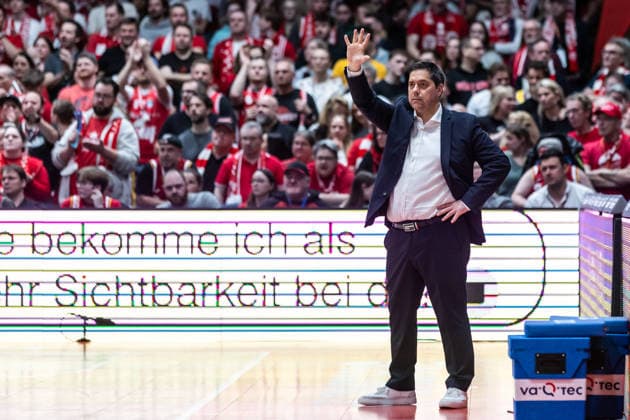 GER, easy-Credit Basketball-Bundesliga, Fitness First Würzburg Baskets - Niners Chemnitz. 06.03.2026, tectake ARENA Würzburg, Würzburg, GER, easy-Credit Basketball-Bundesliga, Fitness First Würzburg Baskets - Niners Chemnitz. Sasa Filipovski (Head Coach), Fitness First Würzburg Baskets gibt Handzeichen Foto Alexander Trienitz Würzburg tectake ARENA Würzburg Bayern Deutschland