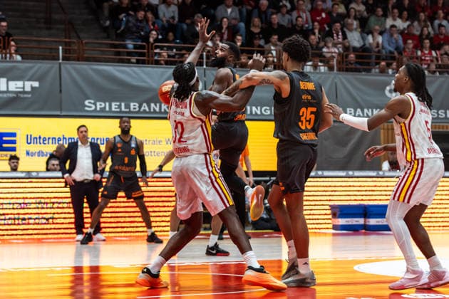 GER, easy-Credit Basketball-Bundesliga, Fitness First Würzburg Baskets - Niners Chemnitz. 06.03.2026, tectake ARENA Würzburg, Würzburg, GER, easy-Credit Basketball-Bundesliga, Fitness First Würzburg Baskets - Niners Chemnitz. Corey Davis Jr. (Niners Chemnitz, 5), Charles Thompson (Fitness First Würzburg Baskets 32) Foto Alexander Trienitz Würzburg tectake ARENA Würzburg Bayern Deutschland