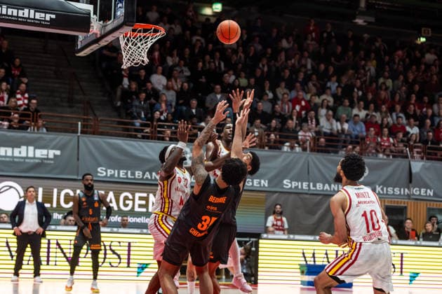GER, easy-Credit Basketball-Bundesliga, Fitness First Würzburg Baskets - Niners Chemnitz. 06.03.2026, tectake ARENA Würzburg, Würzburg, GER, easy-Credit Basketball-Bundesliga, Fitness First Würzburg Baskets - Niners Chemnitz. Roman Bedime (Niners Chemnitz, 35), Corey Davis Jr. (Niners Chemnitz, 5), Charles Thompson (Fitness First Würzburg Baskets 32) Foto Alexander Trienitz Würzburg tectake ARENA Würzburg Bayern Deutschland