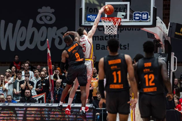 GER, easy-Credit Basketball-Bundesliga, Fitness First Würzburg Baskets - Niners Chemnitz. 06.03.2026, tectake ARENA Würzburg, Würzburg, GER, easy-Credit Basketball-Bundesliga, Fitness First Würzburg Baskets - Niners Chemnitz. Alen Pjanic (Fitness First Würzburg Baskets 35), John Edward Newman III (Niners Chemnitz, 9) Foto Alexander Trienitz Würzburg tectake ARENA Würzburg Bayern Deutschland