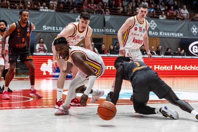 GER, easy-Credit Basketball-Bundesliga, Fitness First Würzburg Baskets - Niners Chemnitz. 06.03.2026, tectake ARENA Würzburg, Würzburg, GER, easy-Credit Basketball-Bundesliga, Fitness First Würzburg Baskets - Niners Chemnitz. Marcus Carr (Fitness First Würzburg Baskets 5), Aher Uguak (Niners Chemnitz, 1) Foto Alexander Trienitz Würzburg tectake ARENA Würzburg Bayern Deutschland
