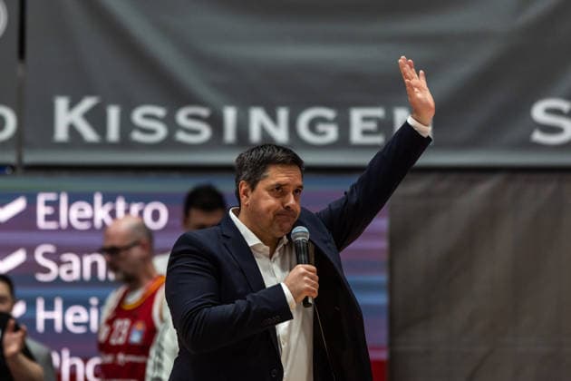 GER, easy-Credit Basketball-Bundesliga, Fitness First Würzburg Baskets - Niners Chemnitz. 06.03.2026, tectake ARENA Würzburg, Würzburg, GER, easy-Credit Basketball-Bundesliga, Fitness First Würzburg Baskets - Niners Chemnitz. Sasa Filipovski (Head Coach), Fitness First Würzburg Baskets bedankt sich bei den Fans Foto Alexander Trienitz Würzburg tectake ARENA Würzburg Bayern Deutschland