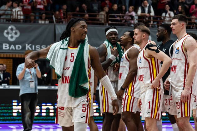 GER, easy-Credit Basketball-Bundesliga, Fitness First Würzburg Baskets - Niners Chemnitz. 06.03.2026, tectake ARENA Würzburg, Würzburg, GER, easy-Credit Basketball-Bundesliga, Fitness First Würzburg Baskets - Niners Chemnitz. Marcus Carr (Fitness First Würzburg Baskets 5) jubelt mit dem Team Foto Alexander Trienitz Würzburg tectake ARENA Würzburg Bayern Deutschland